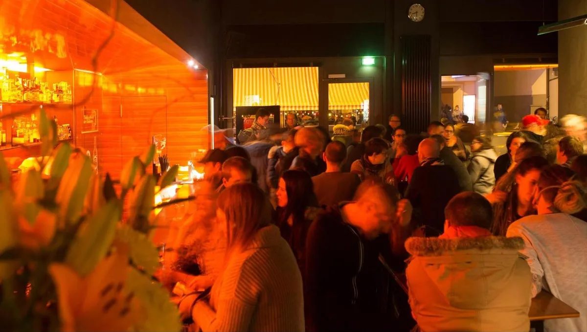 exvq80en4zhawql34wytoc Ein Bild aus fernen Zeiten: Gäste in der Riffraff-Bar.