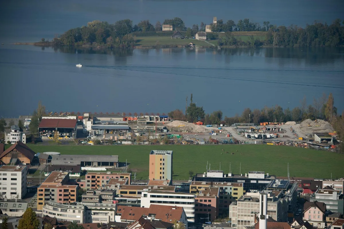 d7tn7b9sqb2bpvnx2t_lsf Auf dem Areal der ehemaligen Steinfabrik direkt am Zürichsee hätte die Luxusklinik gebaut werden sollen.