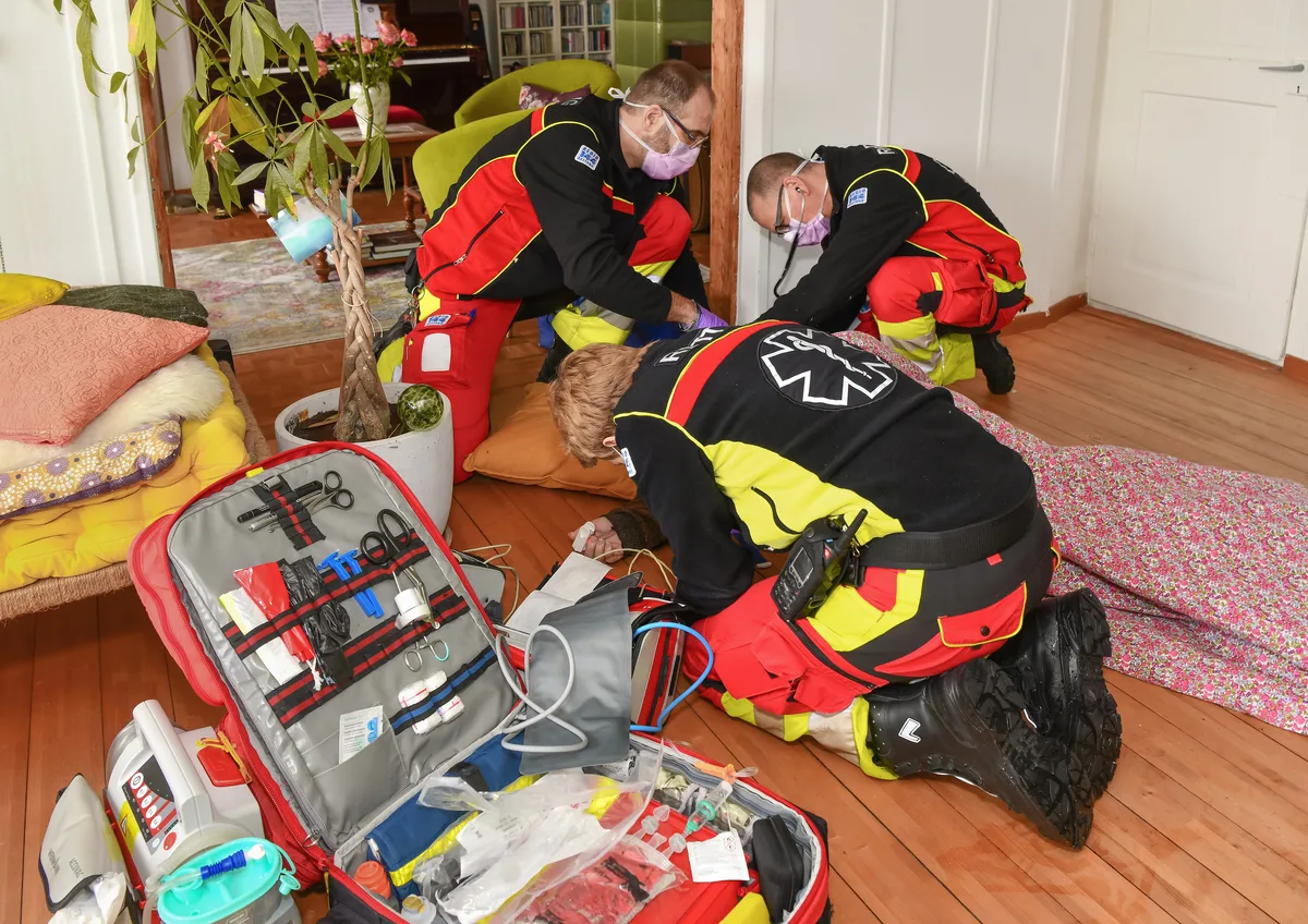gv_21_regio Die Maske immer dabei: Im Corona-Jahr leistete der Oberländer Rettungsdienst Regio 144 mehr Einsätze denn je.