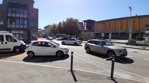 20210528_163527 Wie war das jetzt nochmal mit dem Rechtsvortritt? Ein Kurzzeitiges Autoknäuel beim Lindenplatz. , Die neue Tempo-30-Zone umfasst den Bereich zwischen Bahnhof und Stadthaus. , Hanspeter Schmid (links) und Marco Strebel ziehen nach fünf Tagen eine positive Zwischenbilanz., Eines der Eingangstore zur 30er-Zone im Zentrum. Hier gibt es allenfalls noch Anpassungen. , Das ist einer der Phantom-Zebrastreifen: Nicht mehr da, aber irgendwie eben doch noch vorhanden. , Die Stadt setzt auf Signalisation. Bauliche Massnahmen wolle man wenn immer möglich vermeiden, so der Stadtrat., Velofahrer müssen hier mit unliebsamen Überraschungen rechnen.