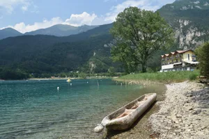 einbaum-1622107510337_preview Dieser Einbaum wurde 2019 an der Regatta auf dem Lago di Ledro eingesetzt., Auch im deutschen Wangen fand eine Einbaumregatta statt: Dieser Paddler übte im 2020.