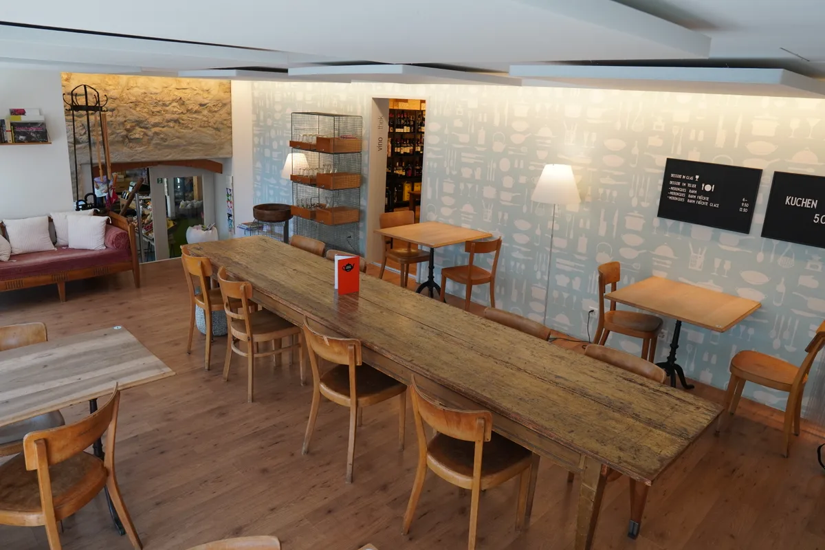 Die Innenräume der Restaurants, hier das «Cuccina Piccante» in Pfäffikon, blieben gestern trotz Eröffnung mehrheitlich leer. , Schuld war das schöne Wetter und die schon beschlossene Eröffnung der Terrassen, wie sich im «Blaser’s» in Uster zeigte. , Inhaber Markus Blaser sagte, ob sich die Öffnung wirklich lohne, sei unklar. Aber immer geschlossen zu haben, gehe auch nicht. , Wendy Burri-Hitz vom Restaurant zur Linde in Uster sagte, für Senioren habe sich die Eröffnung der Innenräume gelohnt., Auch im «Mama's Cuccina»&nbsp;in Unterwetzikon wollten die Gäste ihre Pasta lieber auf der Terrasse geniessen.
