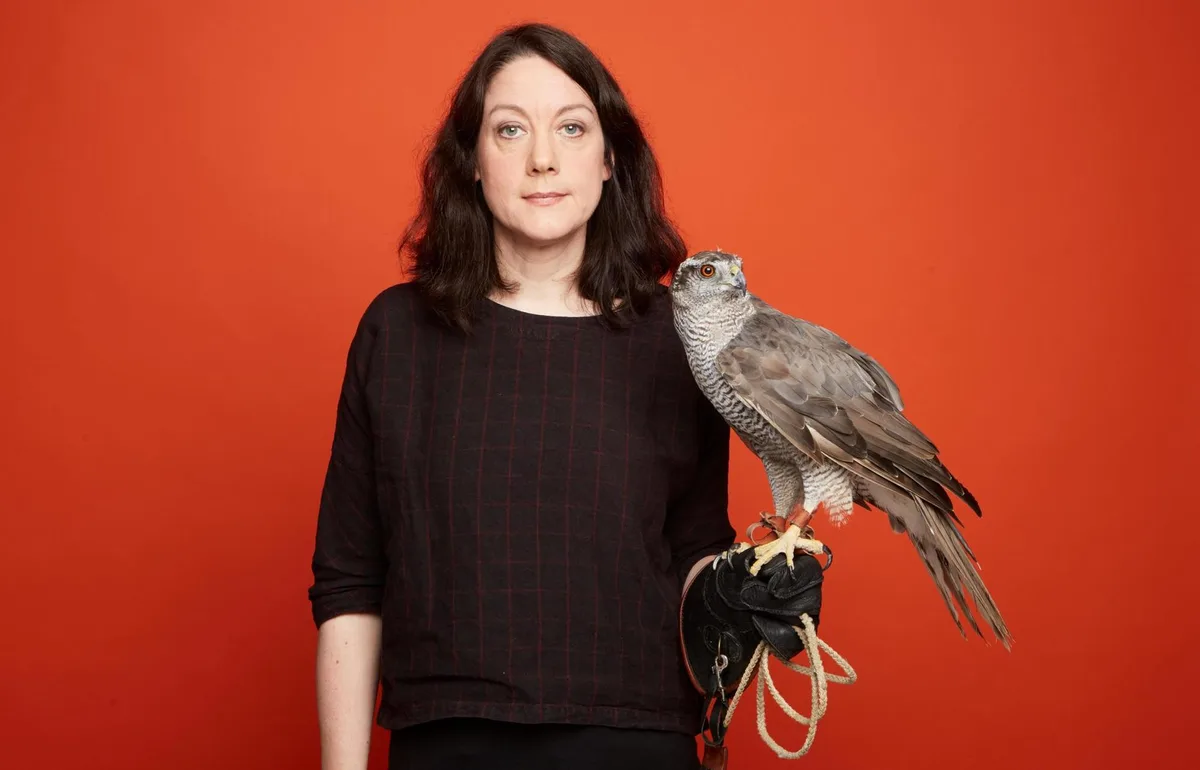 Autorin Helen Macdonald mit dem Hühnerhabicht Stella. Einen Habicht zu zähmen war für die Britin eine Bewältigungsstrategie.