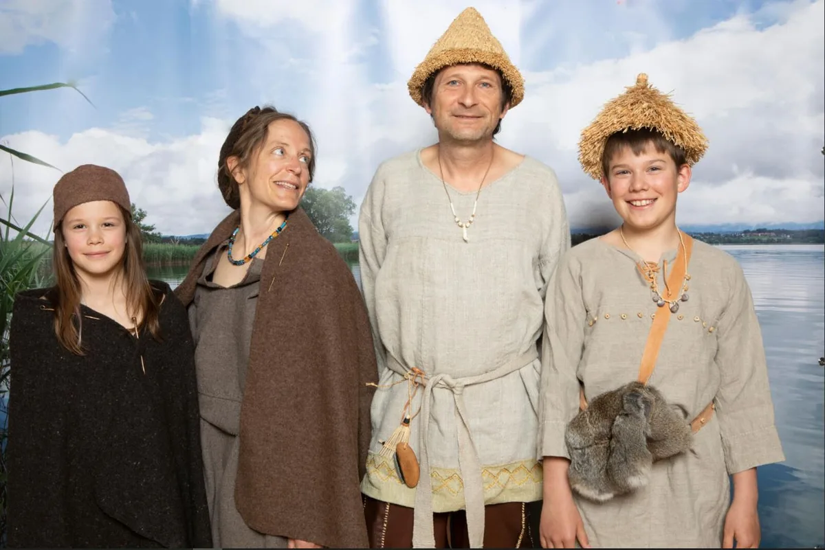 pfahlbauerfamilie Modisch am See: Die Kleider der weiblichen Modelle stammen aus der Bronze-, jene der Herren aus der Jungsteinzeit.