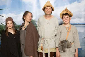 pfahlbauerfamilie Modisch am See: Die Kleider der weiblichen Modelle stammen aus der Bronze-, jene der Herren aus der Jungsteinzeit.