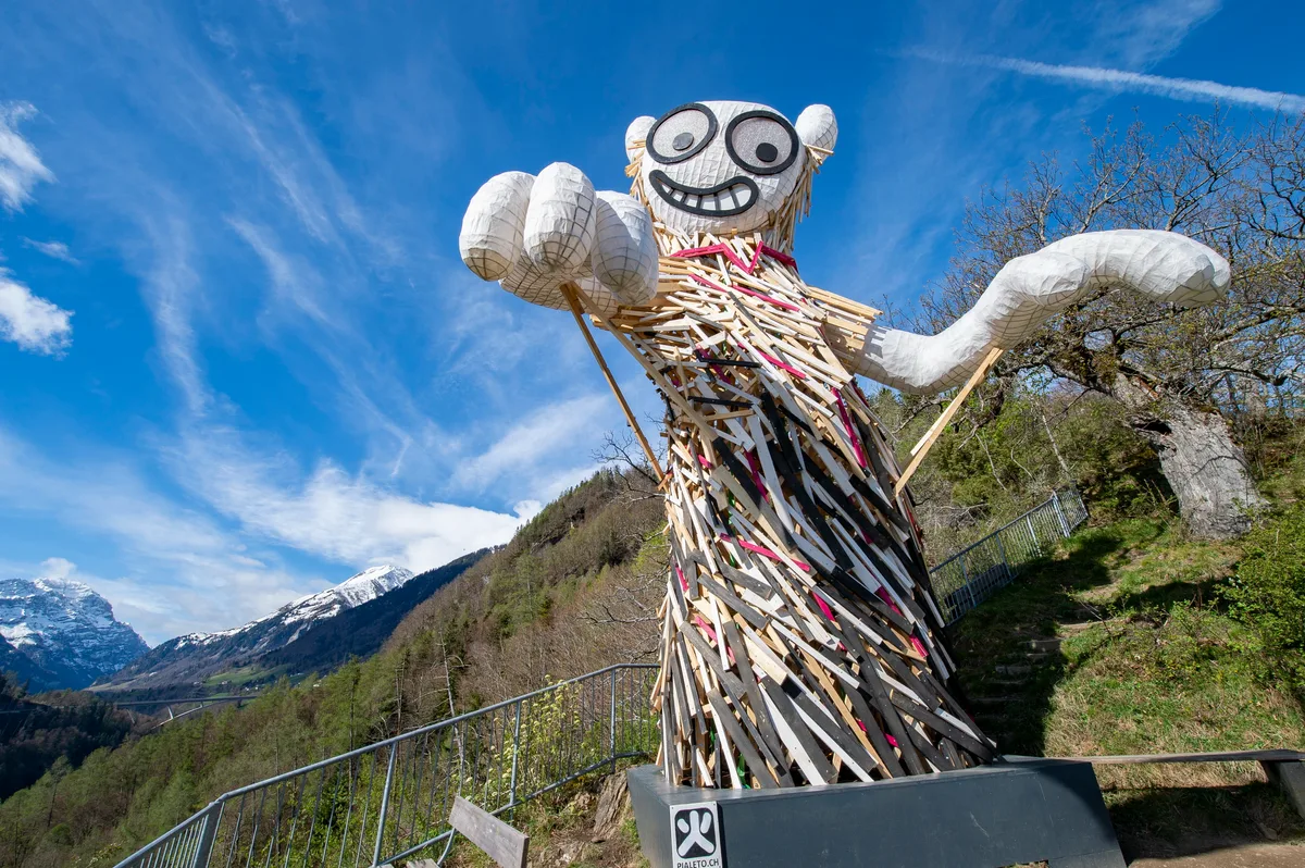 markus_meyle2 Derzeit wacht eine Holzskulptur von Ustermer Künstlern über Bad Ragaz., Ob der «Manipulator» nett oder hinterlistig lacht, und ob er umarmen oder würgen will, lassen die Künstler bewusst offen.