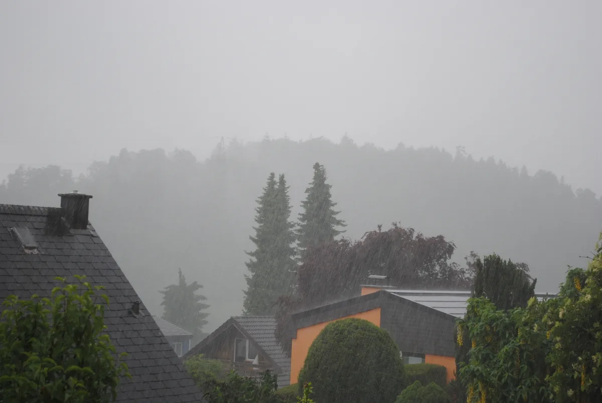 regen5 Immer wieder schüttet es wie aus Kübeln. , Regentropfen wohin das Auge reicht., Vor allem am Montag und am Dienstag regnet es immer wieder kräftig., Sobald die Sonne auch nur ein bisschen drückt, kocht die feuchte Luftmasse sofort wieder hoch., Und schon prasselt wieder der Regen auf die Dächer..., Der starke Regen brachte Flüsse an ihre Anschläge.,