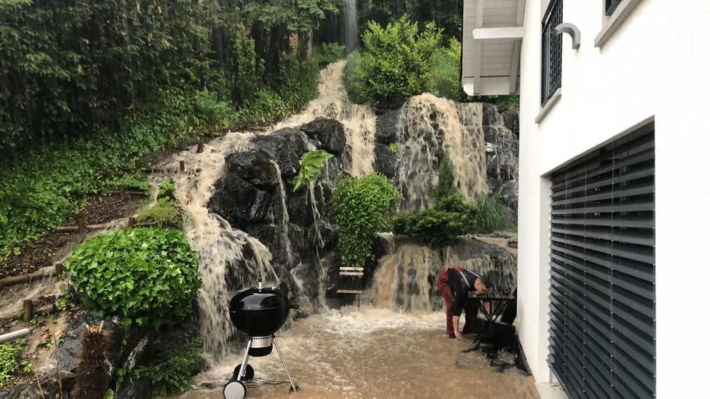 Die Feuerwehr Zell musste unter anderem ins Haspel-Quartier in Kollbrunn ausrücken., Der starke Regen sorgt am Montagabend für gesperrte Strassen., In Wila beschädigten die starken Niederschläge Strassen und Leitungen., , , , , , In Bauma überflutete der Regen die Strassen., , , , ,