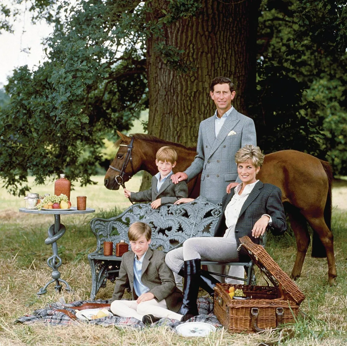Perfekte Inszenierung: Prinz Charles, Prinzessin Diana mit ihren Söhnen William und Harry im Jahr 1991.