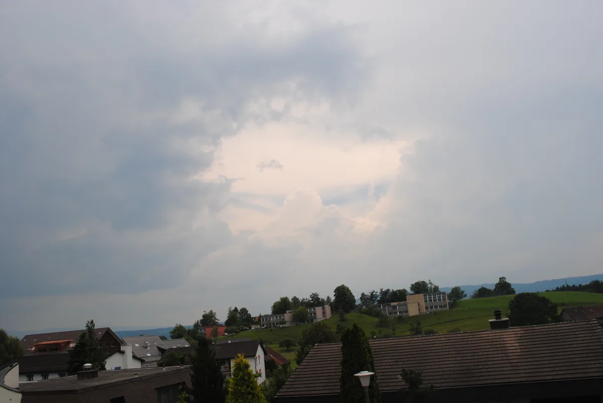 Erneuit türmen sich dunkle Gewitterwolken auf.