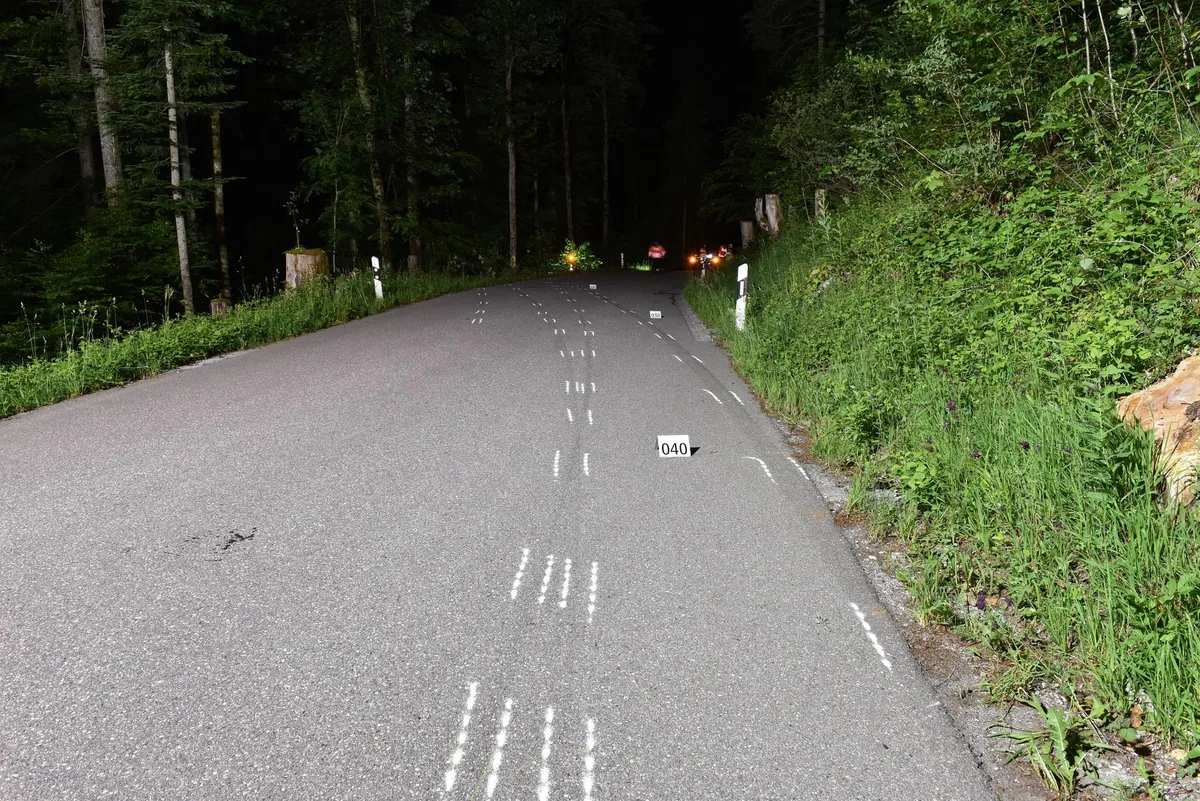 210611_bauma-1623487968709 Der 18-jährige Beifahrer musste mit schweren Verletzungen ins per Helikopter ins Spital gebracht werden.