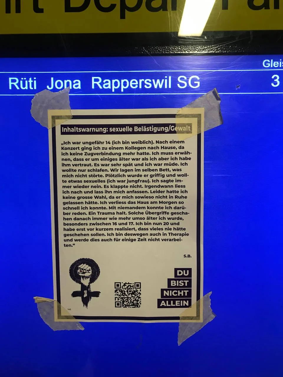 photo5925012100885886174 Die Juso Zürcher Oberland will auf sexuelle Gewalt aufmerksam machen., Dafür hat sie Betroffene um ihre Erfahrungsberichte gebeten..., ...und diese an neuralgischen Orten aufgehängt.