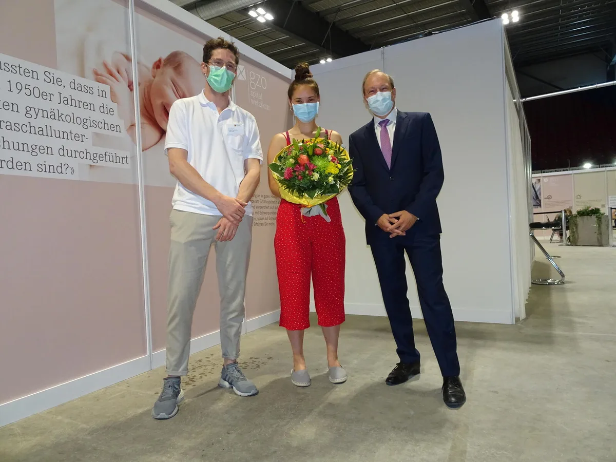 impfzentrum_wetzikon Djurdjica Pajic aus Uster mit Lukas Resemann, Leiter Impfen (links) und Jörg Kündig, Gemeindepräsident Gossau.