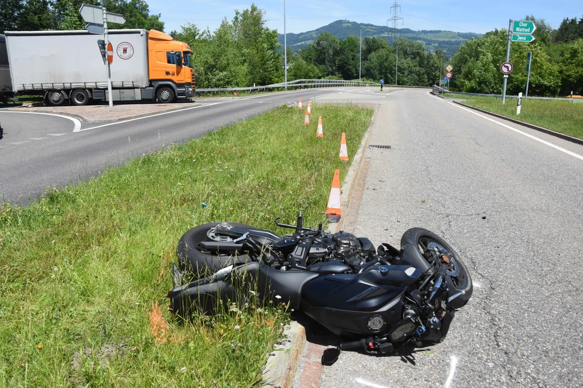 rapperswil-jona2 Bei einer Kollision mit einem Auto wurde der 19-jährige Töfffahrer unbestimmt verletzt., Es entstand Sachschaden von über 10'000 Franken.