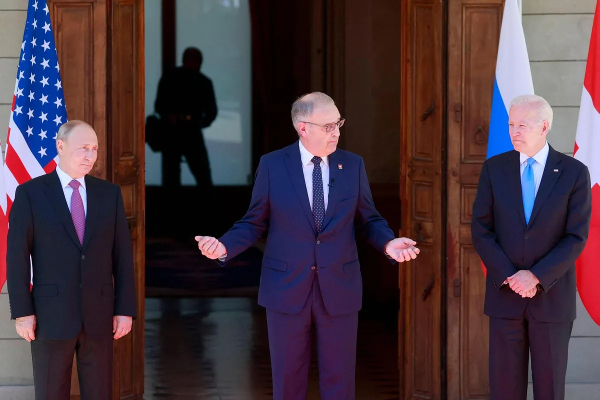 4hh_cux24lo8vs_ynyuppb_1 «Fruchtbarer Dialog»: Guy Parmelin mit Wladimir Putin (links) und Joe Biden (rechts) vor der Villa La Grange in Genf.