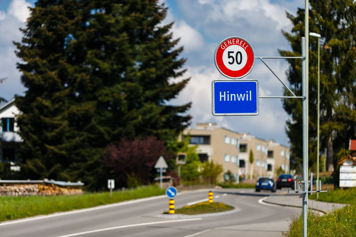 hinwil_ortsschild_naz-4 Zehn Traktanden hatten die Hinwiler am Mittwoch abzuhandeln.