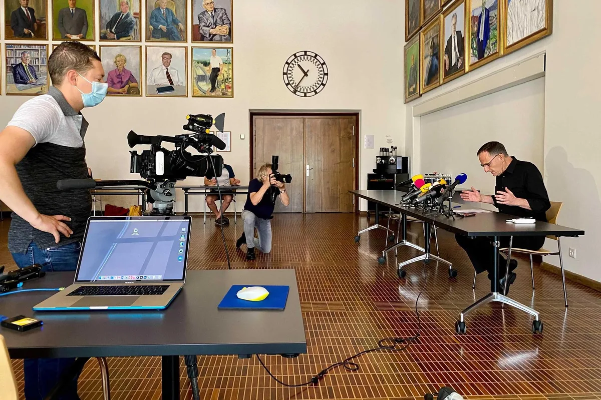 In der Ahnengalerie informierte Mario Fehr am Freitag die Medien über seinen Parteiaustritt.
