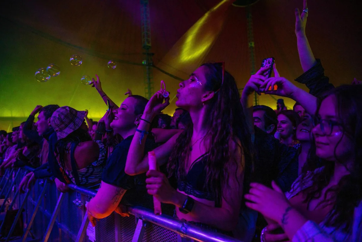 5000 Personen ohne Masken und ohne Abstand: Im Mai fand in Liverpool ein erstes Testkonzert in einem Festivalzelt statt.