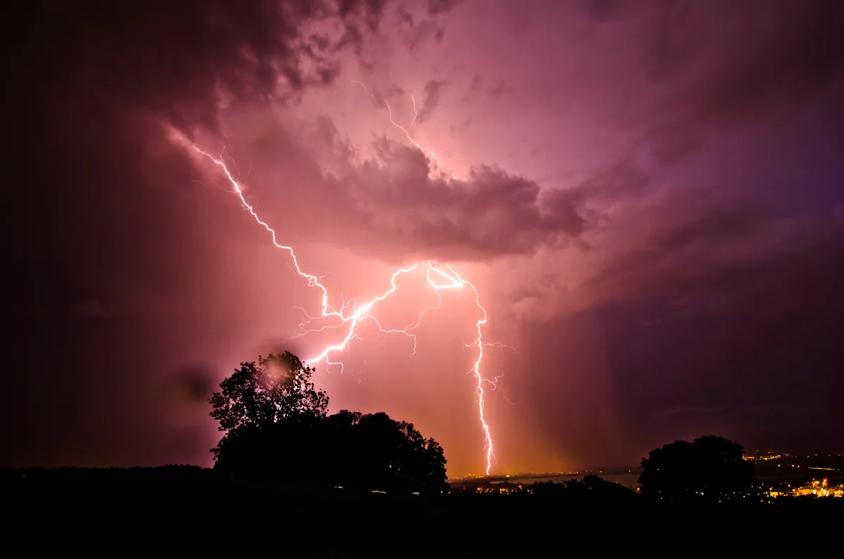 Das Gewitter, das am späten Freitagabend Rüber das Oberland zog, war sehr blitztaktiv.