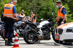 1_a_hinwil_20062021_mrkontrolle_crm_1 In Steg fand am Sonntag eine grosse Motorradkontrolle statt., Die Töfffahrer und -fahrerinnen wurden auf der Tösstalstrasse gestoppt., Die Zweiräde wurden auf ihren technischen Zustand hin angeschaut ..., ... und auf ihre Fahrtüchtigkeit., Auch die Ausweise überprüfte man., Im Gespärch wurden die Kontrollierten darüber informiert, ..., ... wie sie das Risiko ihres gefährlichen Hobbys reduzieren können., Zudem wurde auf die Lörmproblematik hingeweisen.