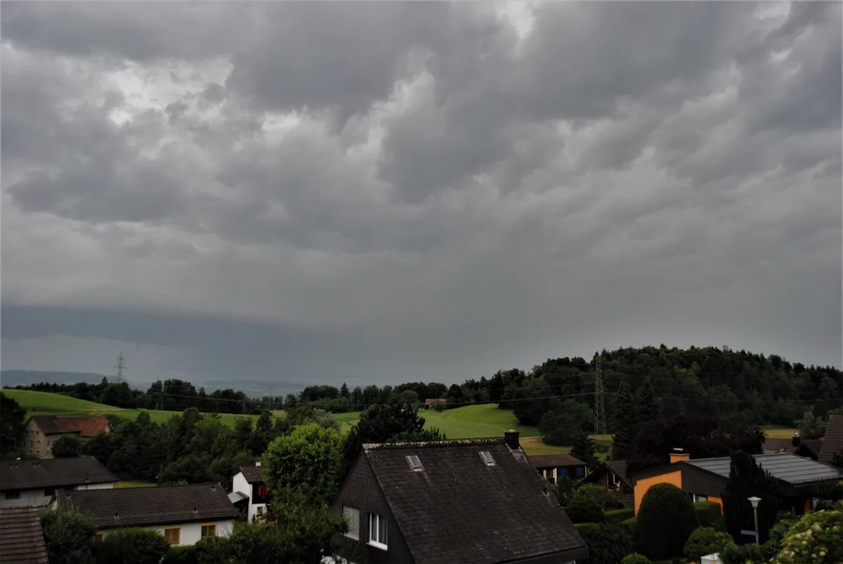Aufnahme Richtung Pfannenstiel um 17.36: Die Forch und der Zürichberg sind nun im Niederschlag versunken., Aufnahme Richtung Pfanenstiel kurz nach 17 Uhr: Das Gewitter ist im Anmarsch., Aufnahme Richtung Pfannenstiel kurz nach 16.45 Uhr: Kommt das Gewitter oder bleibt es wo es ist?, Aufnahme kurz nach 16 Uhr mit Blick Richtung Pfannenstiel: Vorboten des Gewitters sind gut erkennbar., In dieser ausserordentlichen Schwergewitterlage kann es sogar zu Tornados kommen. Das Bild zeigt einen Tornado in Colorado.