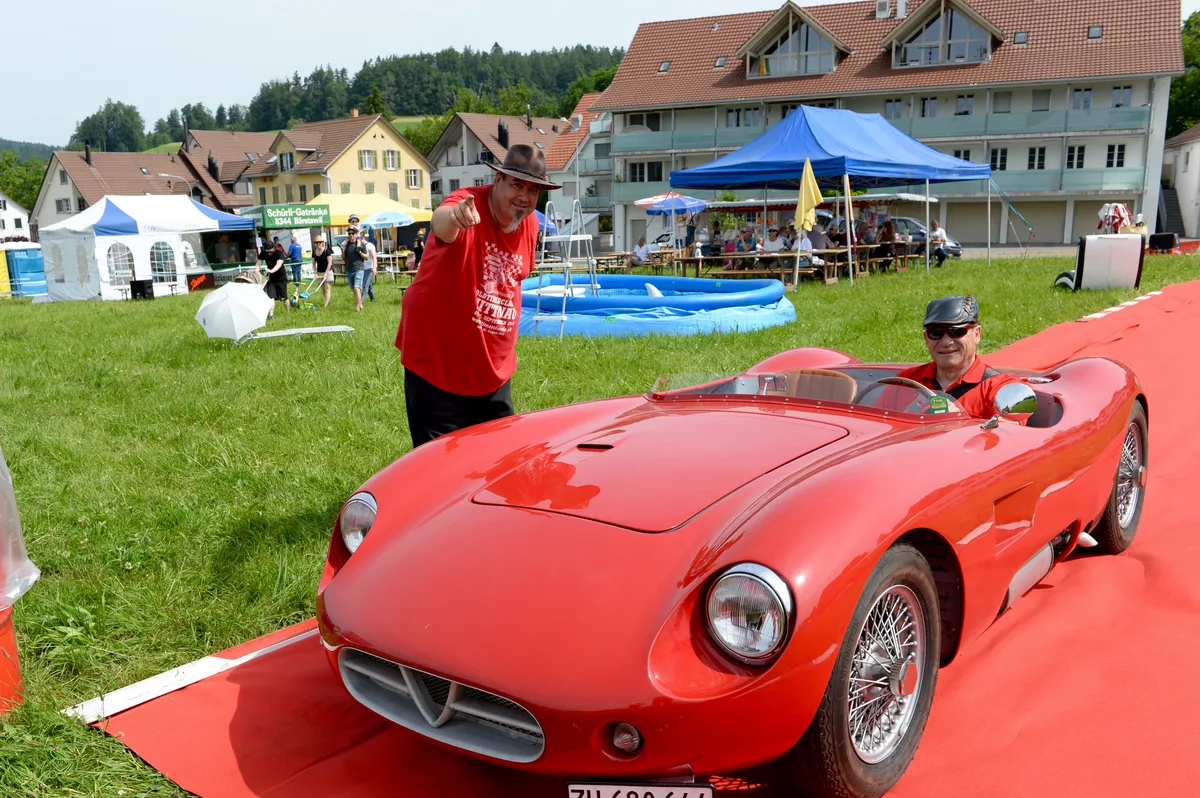 Am Oldtimertreffen in Hittnau haben einige Schönheiten die Blicke auf sich gezogen. , Nicht nur Vierräder, sondern auch Zweiräder wurden bestaunt. , Sogar Dreiräder waren am Anlass vertreten. , Und stylische Traktoren bekam man auch zu Gesicht. , Einige hatten sich für alle Eventualitäten gewappnet: Regen und Sonne. , Unter den Oldtimern waren auch futuristisch anmutende Wagen zu finden., Den Fans wurde auch ein Blick in das Innere der alten Damen gewährt. , Für Fachmänner und -frauen ein wunderschönes Innenleben.
