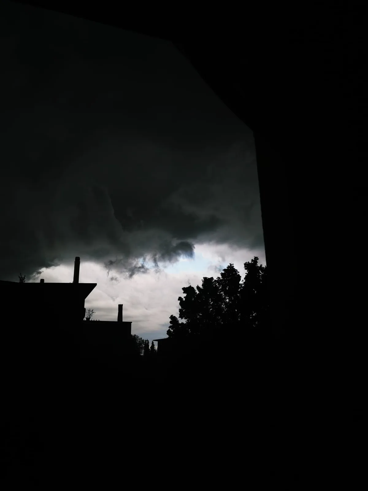 ff7aa3fa-8fe7-4a6c-b739-95e562e34632 Dunkel wie abends um 22 Uhr: Über Hinwil entlädt sich eine Regenfront.