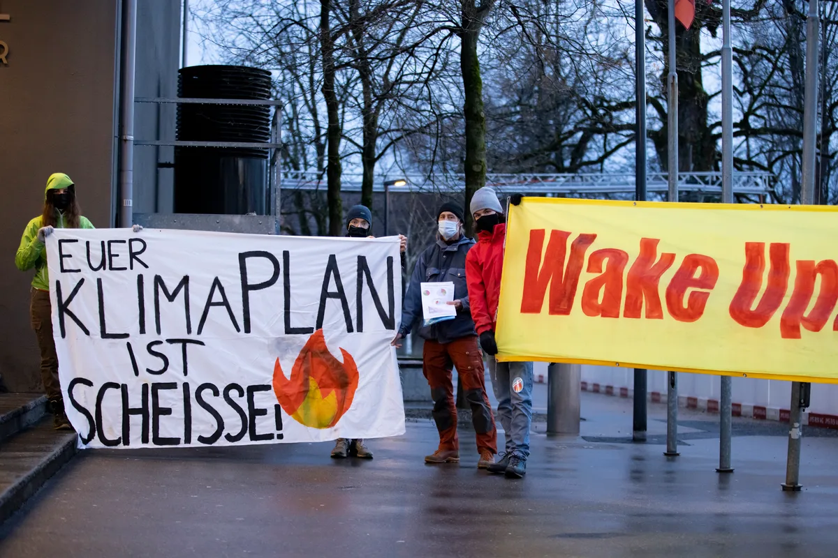 uster_15032021_klimademo_crm_5 Der Ustermer Stadtrat kommt mit seinem Klimaplan bei der Bewegung Klimastreik schlecht an. , Als der Katalog dem Parlament präsentiert wurde, protestierten Jugendliche vor dem Stadthofsaal., Gemeinderat Peter Müllter (FDP) hinterfragte den Klimplan an diesem Abend auch; aus anderen Gründen.