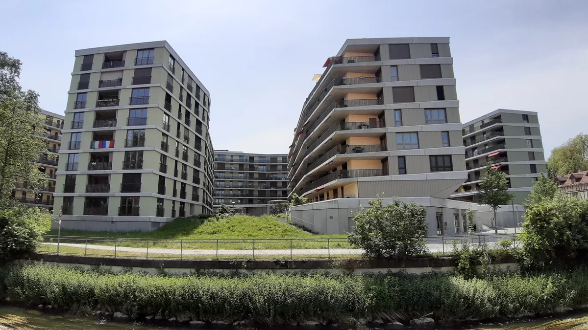 20210617_135259 Sinnbildlich für Dübendorf: Die dicht bebaute Siedlung Riedgarten zwischen stark befahrener Strasse und ein wenig Natur., Aktuell ist bei der neu erstellen Siedlung Riedgarten der Zugang zur Glatt nur mittels Kletterpartie möglich., Für die neue Brücke und die Umgestaltung des Glattquais zu einem Park hat die Stadt mehrere Millionen investiert., Weil es auf dem schmalen Glattweg immer wieder Konflikte gab, müssen die Velofahrer auf die Hermikonstrasse ausweichen., Überwucherter Kanal: Der Chrebsschüsselibach fliesst unter dem Flugplatz hindurch. Hier hat er immerhin wieder Tageslicht. , Wird das Rinoldihaus (links) dereinst ersetzt, soll das Parterre für Dienstleister oder die Gastronomie reserviert sein. , Eng und wenig einladend: Die Personenunterführung beim Bahnhof soll verbreitert werden – aber erst mittel- bis langfristig. , Das Trassee für die Glattalbahn auf der Wangenstrasse ist im Richtplan schon mal festgelegt. , Die Familiengärten und der Fussballplatz sind auch Teil eines Kaltluftkorridors, der weit in die Stadt hineinreicht. , Für die Neugestaltung dieses Spielplatzes will die Stadt Ideen aus dem Quartier abholen. , Velofahren zwischen Stacheldraht und der stark befahrenen Wangenstrasse. , Felder und Äcker: Auch das ist gemäss REK ein schützenswerter Natur- und Landschaftsraum. , Dient dem benachbarten Lycée Français als erweiterter Pausenplatz: der Park im Schatten des Jabee-Towers. , Von Drumlins geprägt: Blick vom Raubbüel-Aussichtspunkt Richtung Gfenn. , Hier neben der Giessen-Kreuzung ist die Grossüberbauung «Am Ring» mit 470 Wohnungen geplant., Als Kompensation für die verdichtete Bauweise wird hier auf 9000 m2 ein öffentlich zugänglicher Park gebaut.