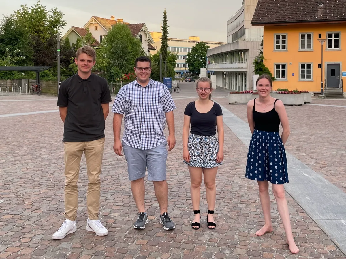 jlie1 Felix Mandl, Lukas Morf, Julia Wegmann, Kayla Wettstein (v.l.n.r.) bilden den neuen Vorstand der JLIE., Der neue und alte Vorstand: Anna Merz, Felix Mandl, Lukas Morf, Claudio Jegen, Mulia Wegmann, Kayla Wettstein, Michèle Vögeli.