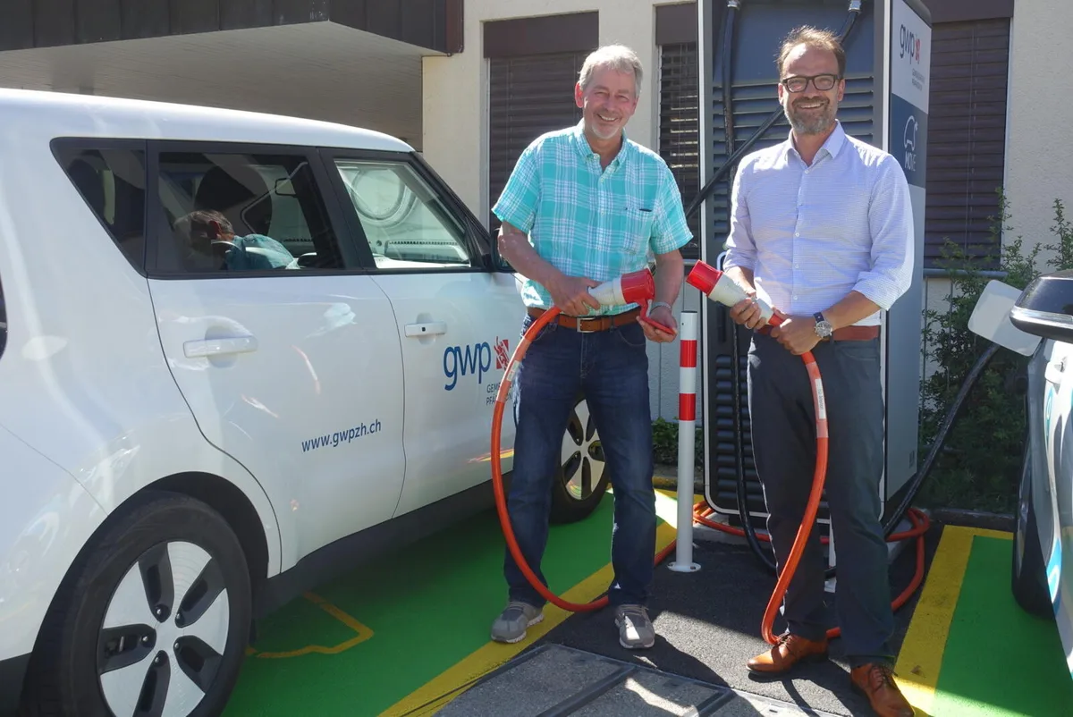 schnellladestation Gemeinderat Alex Kündig (links) und Betriebsleiter Gemeindewerke Dumeng Tönett bei der Einweihung.