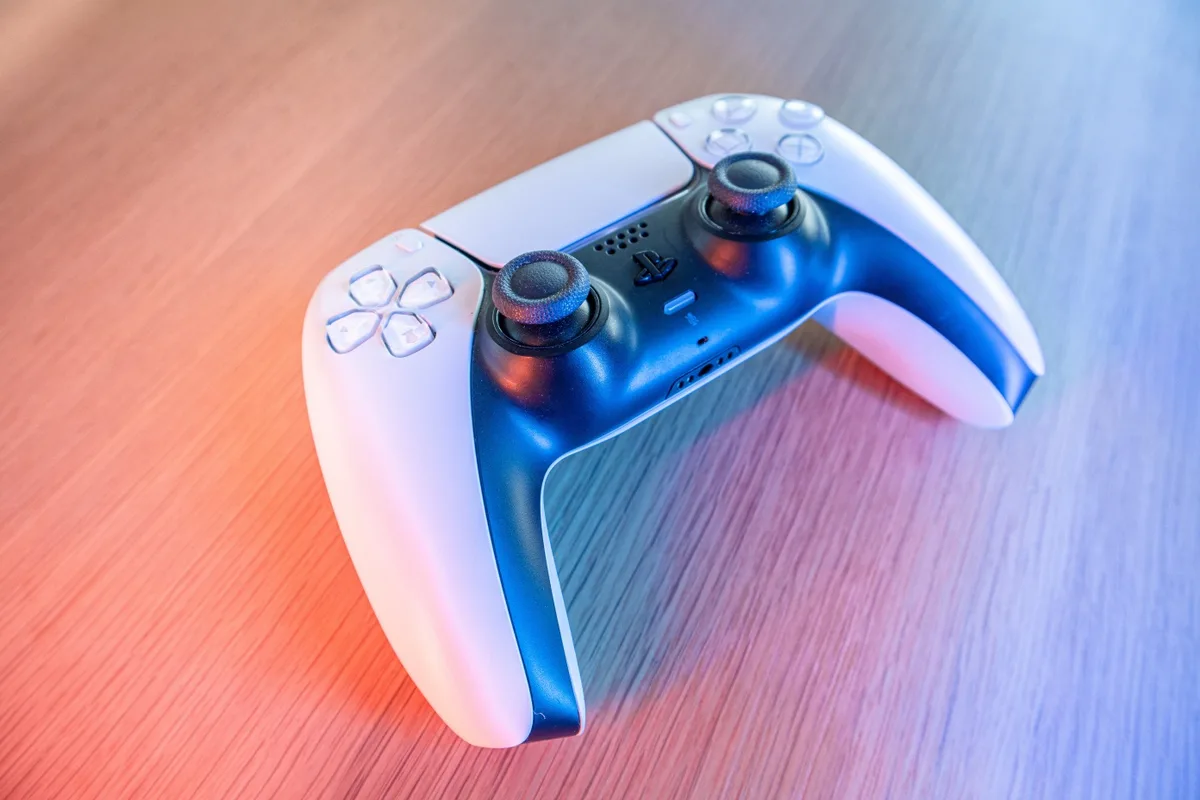 20_playstation_unsplash_2 Der Wurf eines solchen Playstation-Kontrollgeräts löste in Wetzikon einen Streit und schliesslich einen Gerichtsprozess aus.