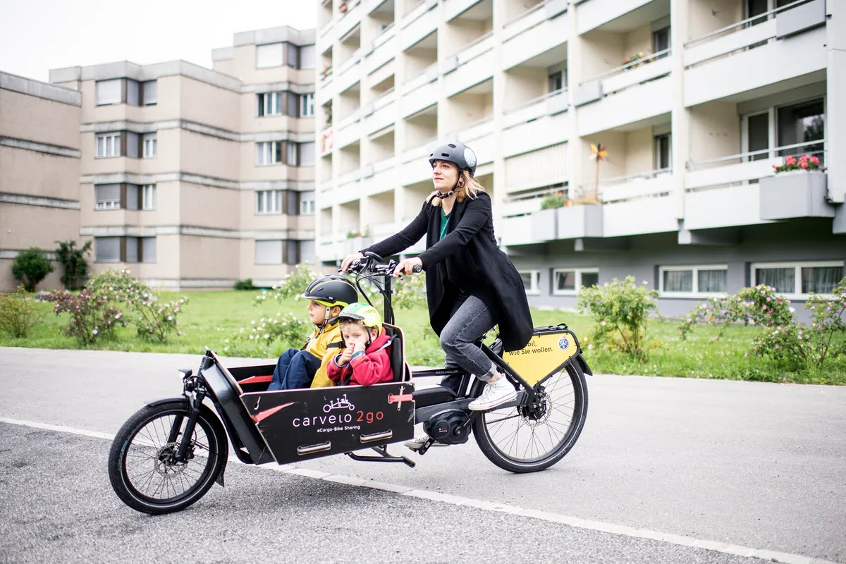 Für den Transport von Kindern eignet sich das Velo genauso gut wie..., ... fürs Einkaufen.