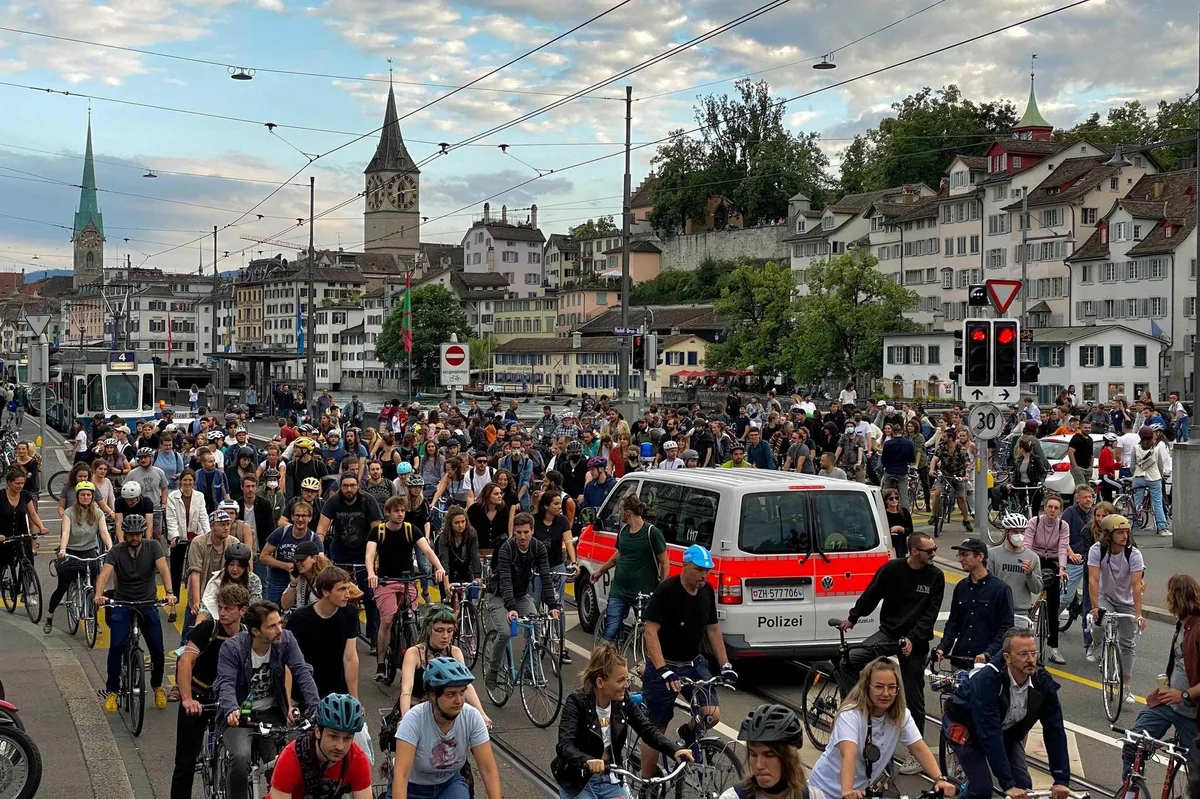 3armbw8c4ou9yglqekfnlf_0 Velos und E-Bikes prägen das Stadtbild am Limmatquai, dazwischen ein Polizeiauto und der 4er, der nicht mehr durchkommt., Auf den Trottoirs und Strassen dominiert das Velo.