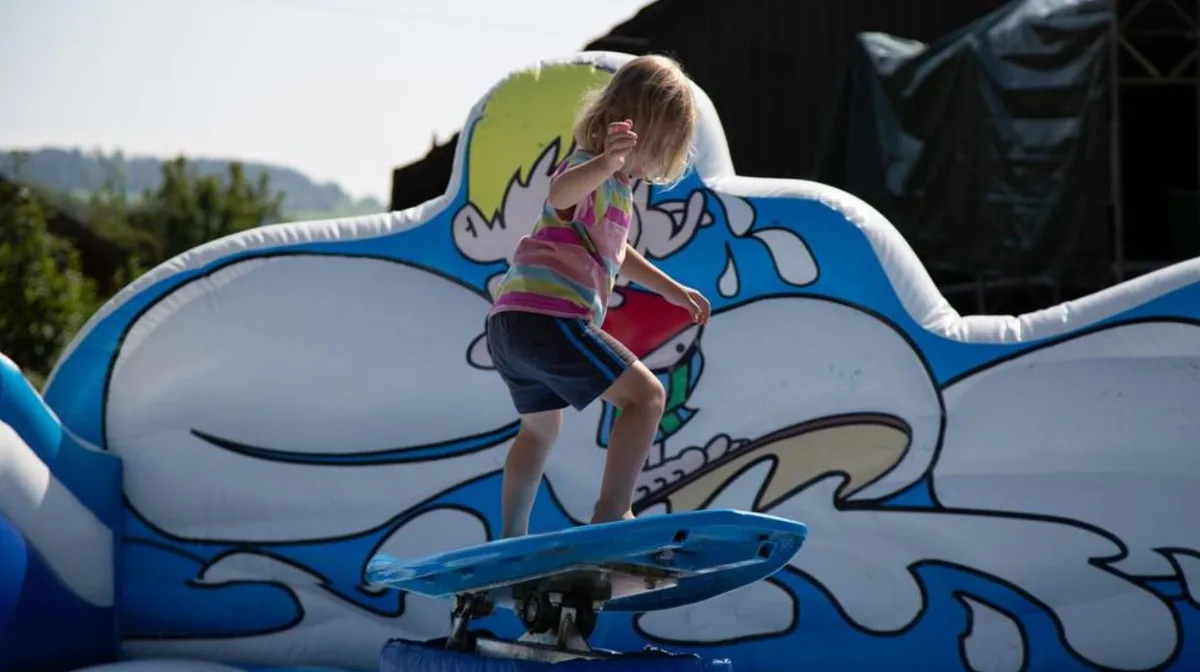 An der letzten Zeller Chilbi konnte sich die Jugend auf einem Surf-Simulator versuchen.
