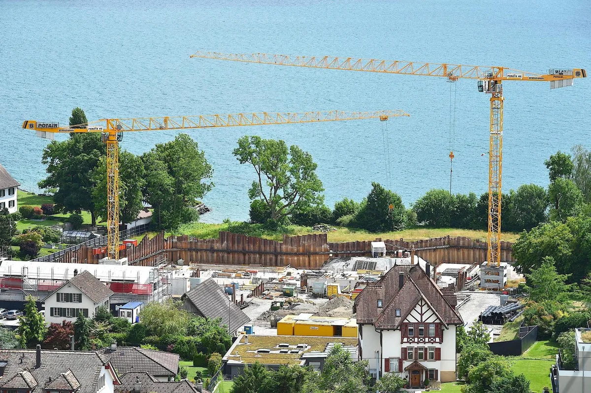 13muwb-q4shaxlgqm7vota Der Bau der Villa kommt nur schleppend voran.