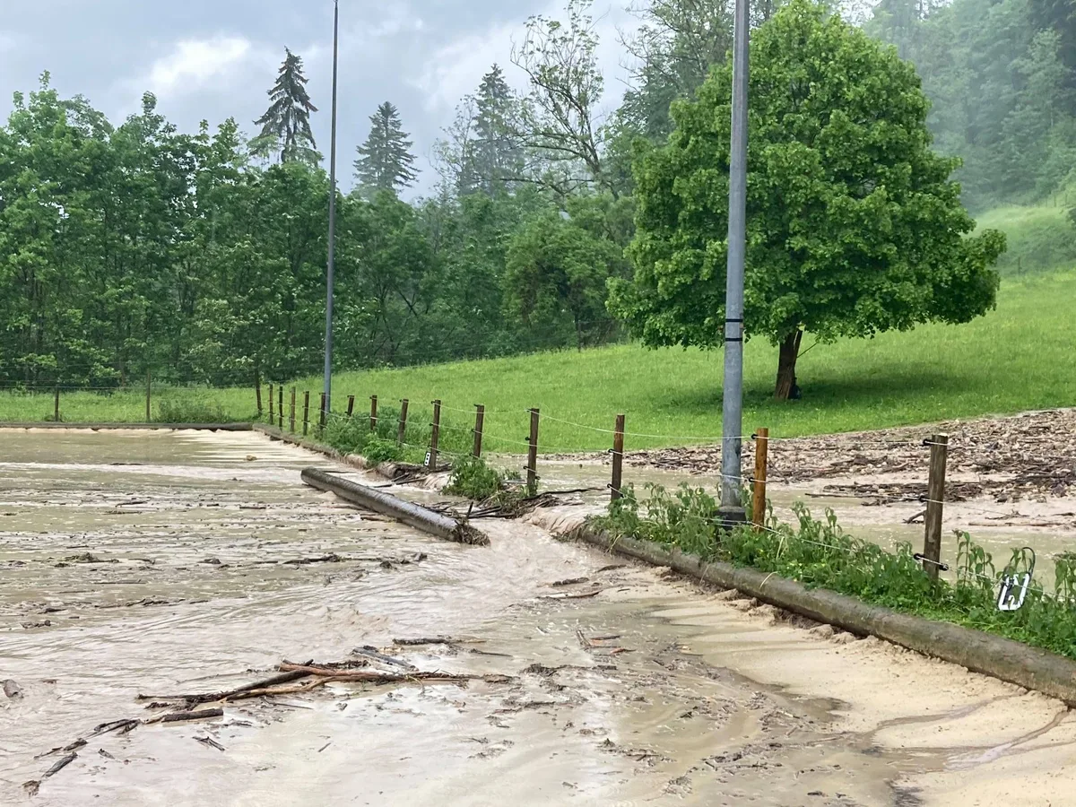 hof_stettler_steinenbachtal_wila_4 Über Felder und Bauernhöfe zogen im Juni Unwetter hinweg, wie hier in Wila.