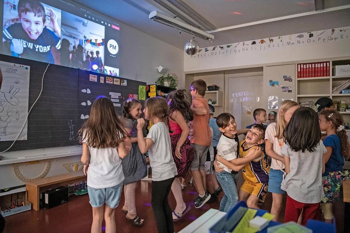 5j_db6uzkl28rnoygviojp Die Schülerinnen und Schüler der Unterstufe feiern an der halbvirtuellen Schul-Disco.
