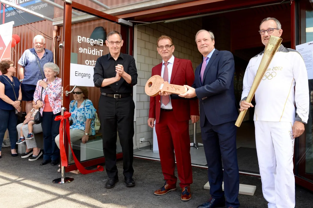 einweihungsaktsporthalle_gossau_03072021_mav_3-1_preview Keine Einweihung ohne Schlüsselübergabe und Banddurchschnitt (v.l.): Regierungsrat Mario Fehr, Mäzen Andreas Leutenegger..., ...Gemeindepräsident Jörg Kündig und Beat Kohler (Grüt), Fackelläufer an den Olympischen Spielen 2012 in London., Gemäss Regierungsrat Mario Fehr eine der schönsten Sporthallen im Kanton., Das Volk liess sich die Einweihung nicht entgehen.