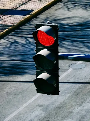 wu-yi-klfztxqerry-unsplash Auch ein Rotlicht konnte die schwerst betrunkene Automobilistin auf der Fahrt zum Zahnarzt nicht stoppen.