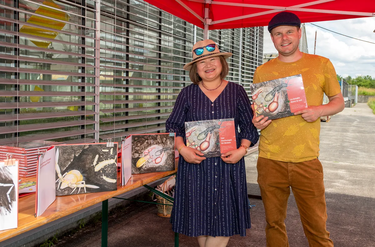 20210623_unterhosen_medienevent_gabrielabraendle_dsc6990 Holten Asseln aus dem Biomüll, um diese für ihr Buch zu erforschen: Atlant Bieri und seine Frau Siroporn.