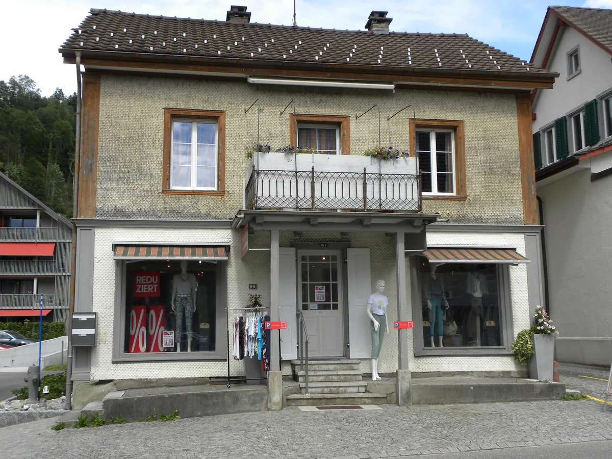 060721_haeuser_stahel_4 Im Haus an der Tösstalstrasse 95 werden die Leute seit jeher eingekleidet., Das Haus kurz nach der Übergabe von Stahel & Cie. an die Moderma AG etwa 1980.