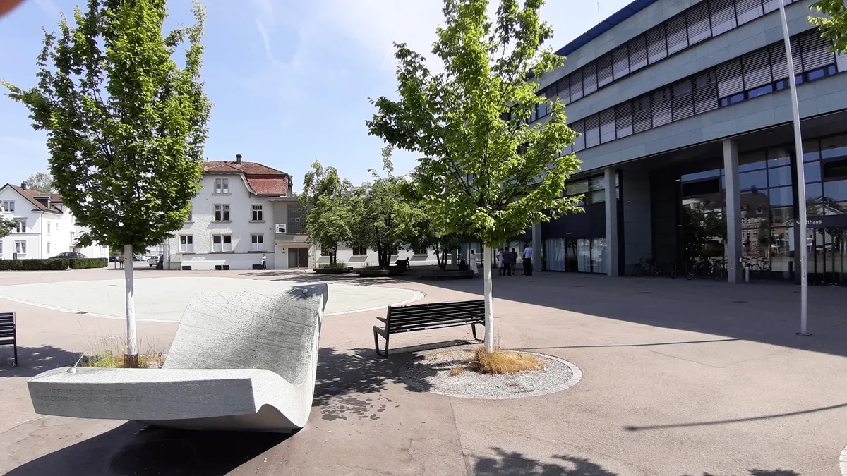 20210617_153234 Aktuell ist die Stadt Dübendorf faktisch schuldenfrei. Im Bild der Stadthausplatz mit dem «Regierungssitz».