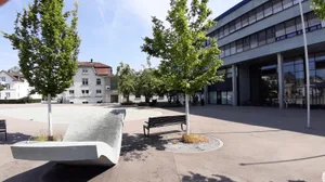 20210617_153234 Aktuell ist die Stadt Dübendorf faktisch schuldenfrei. Im Bild der Stadthausplatz mit dem «Regierungssitz».