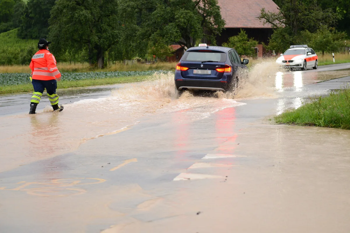 bp_ueberschwemmung-pfaeffikon_08072021_3 Achtung, Nass: Die Strassen waren teilweise überflutet., Bäche und Flüsse in der ganzen Region führten viel Wasser., In Pfäffikon trat die Luppmen über das Ufer., Und in Fehraltorf konnten die Enten plötzlich auf der Wiese schwimmen., So sah es wohl in vielen Garagen der Region aus., Die Feuerwehr und Polizei in der ganzen Region stand im Dauereinsatz.