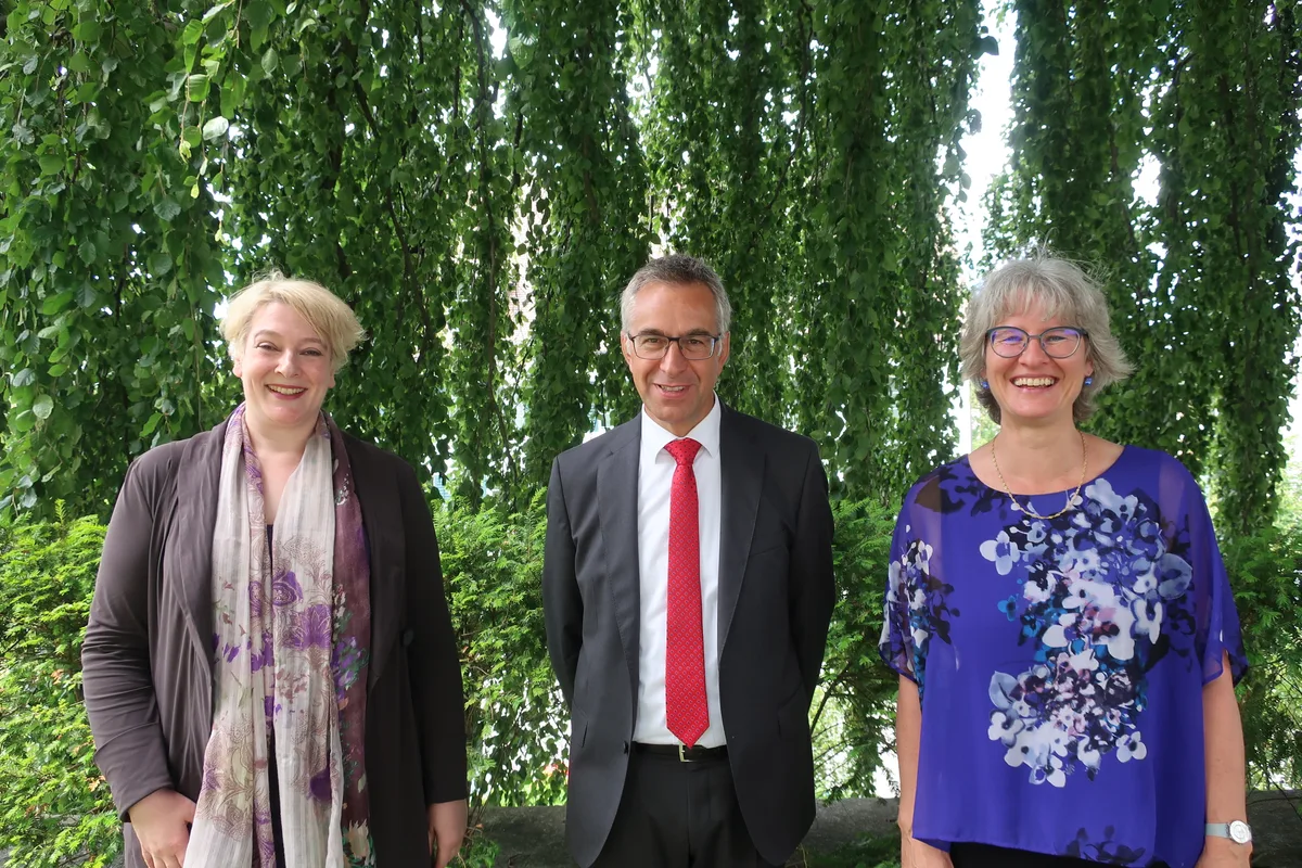 img_6477 Die eingesetzten Pfarrerinnen Pascale Rondez (links) und Christine Stückelberger sowie Dekan Matthias Stäubli.
