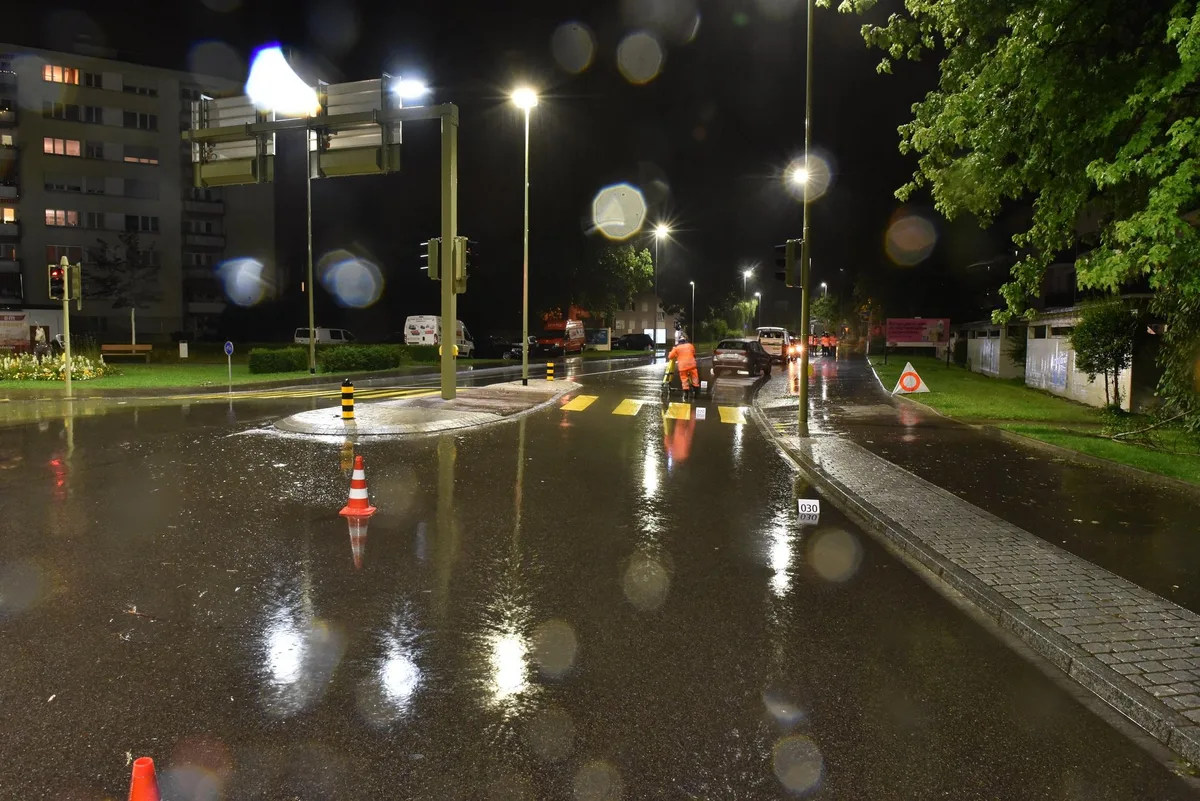 210714_duebendorf-1626336600651_0 Eine 21-Jährige wurde auf dem Fussgängerstreifen angefahren und schwer verletzt.