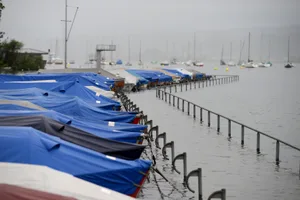 bu_greifensee_hochwasser_15072021_jam9 In Uster ist der Bootssteg unter Wasser. , Die Boote sind noch da, doch der Steg ist unter Wasser., Oft ist nur noch wenig von der Infrastruktur zu sehen., Auf der Surferwiese tummeln sich normalerweise Bädegäste. Am Donnerstagnachmittag vergnügen sich hier Schwäne., Bänke und Tische sind unter Wasser. , Auch der Aaspitz in Mönchaltorf steht unter Wasser und kann von der Schifffahrt nicht bedient werden., Be der Silberweid soll man gar nicht auf die Idee kommen, die Unterführung zu nutzen., In Maur hat die Schifffahrt-Genossenschaft Greifensee extra einen Holzsteg als Ersatz gebaut., Auch ein Wanderweg in der Gemeinde Greifensee ist überflutet., Überall Teiche auf Feldern, wie hier in Fällanden.