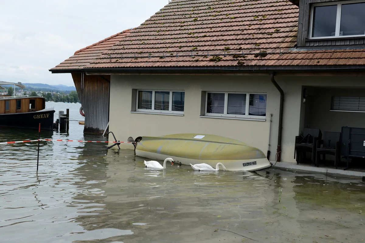 bu_hochwasser_14072021_greifensee_jam12 Vom Greifensee geht mit der Gefahrenstufe 4 grosse Gefahr aus. , Er trat an diversen Stellen über die Ufer. , Die Bevölkerung wird dazu aufgerufen, sich von Flüssen und Seen fern zu halten., Wo man sonst liegt und sich sonnt, kriegt man jetzt nasse Füsse., Auch der Pegel der Glatt stieg beträchtlich an., Aktuell gilt für den Fluss die Gefahrenstufe 3, erhebliche Gefahr.