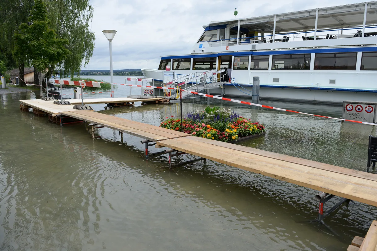 bu_hochwasser_14072021_greifensee_jam13 Wegen des überfluteten Hafens hat die Schifffahrts-Genossenschaft Greifensee (SGG) einen provisorischen Steg gebaut., Über Umwege kämen die Passagiere dennoch aufs Schiffe. Doch die Fahrten sind derzeit eingestellt., Wegen des vielen Wasser besteht auch die Gefahr, dass Schäden an den Schiffen der SGG entstehen., Die Schiffe liegen bis auf Weiteres im Hafen. , Über eine Rundfahrt denken die Verantwortlichen der SGG dennoch nach., Bis der Normalbetrieb auf der Greifensee-Schifffahrt wieder funktioniert, wird es wohl noch ein paar Tage dauern., Und die kürzeste Verkehrsstrecke zwischen Maur und Uster bleibt vorerst unterbrochen.